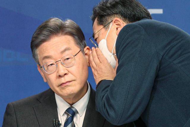 이재명 더불어민주당 대선후보가 지난달 서울 양천구 한국방송회관에서 열린 '방송기자 클럽 토론회'에서 박찬대 선대위 수석대변인과 대화하고 있다. 국회사진기자단