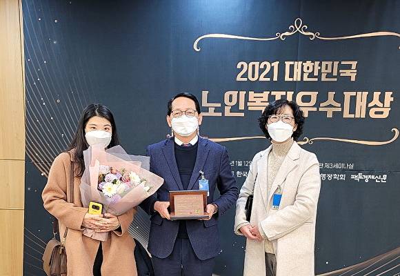 정임수 기장군 부군수(사진 가운데)와 기장군 공무원이 ‘2021 대한민국 노인복지우수대상’에서 최우수상을 수상하고 기념쵤영을 하고 있다. [사진=기장군]