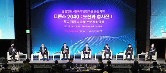 중앙일보-한국국방연구원(KIDA)이 공동기획한 '디펜스 2040 : 도전과 청사진'이 12일 서울 중구 웨스틴조선호텔에서 열렸다. 이날 전문가 좌담회가 진행되고 있다. 왼쪽부터 김윤태 KIDA 원장, 이종석 세종연구소 수석연구위원, 김성한 고려대학교 교수, 김정섭 세종연구소 부소장, 백승주 국민대학교 석좌교수, 김종대 연세대학교 통일연구원 객원교수, 노훈 전 KIDA 원장. 김경록 기자