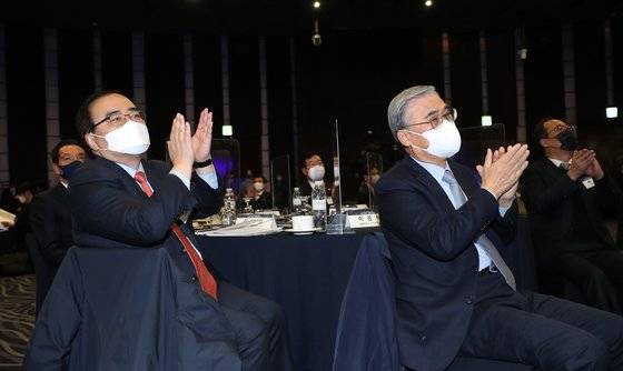 중앙일보-한국국방연구원(KIDA)이 공동기획한 '디펜스 2040 : 도전과 청사진'이 12일 서울 중구 웨스틴조선호텔에서 열렸다. 이날 김성한 교려대학교 교수(왼쪽)와 이종석 세종연구소 수석연구위원이 박수치고 있다. 김경록 기자