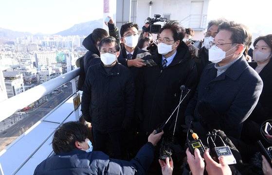 이재명 더불어민주당 대선후보(오른쪽)가 노원지역구 김성환, 고용진, 우원식의원과 함께 13일 서울 노원구의 한 건물에 올라 노후 아파트를 둘러보고 있다. 뉴스1