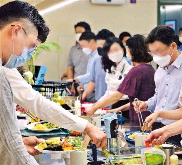 < “나도 지구도 건강하게” > 풀무원푸드앤컬처가 운영하는 한 기업 구내식당에서 직원들이 채식 메뉴를 그릇에 담고 있다.  /풀무원 제공