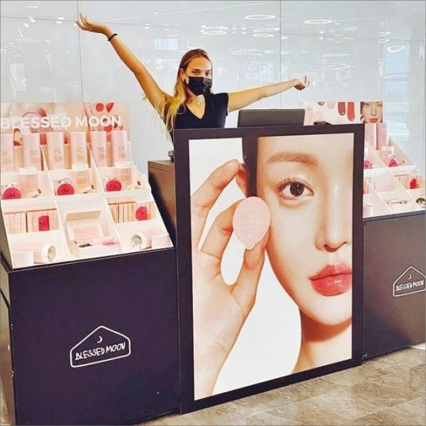 스페인 바르셀로나 최대 쇼핑몰 글로리아스에 마련된 더블레스문 팝업스토어.