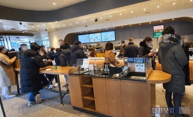 스타벅스코리아가 음료 가격 인상을 단행한 13일 오후 서울 중구 스타벅스 무교동점의 모습. [사진=이미경 기자]