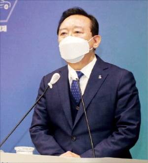 송철호 울산시장이 13일 시청 프레스센터에서 영아기 집중투자 사업에 대해 설명하고 있다.  /울산시  제공