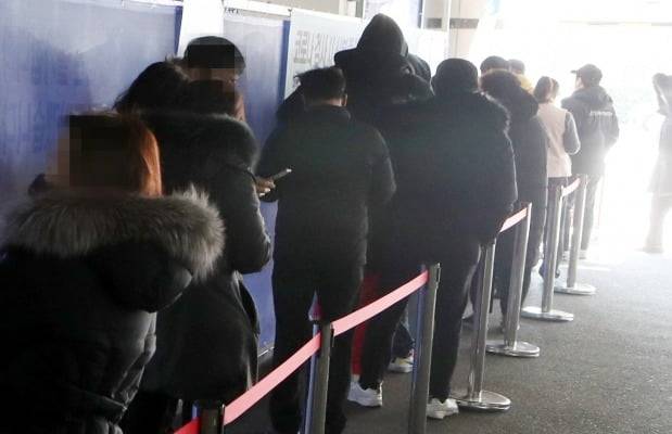 13일 오후 부산시 사상구 보건소 선별진료소를 찾은 시민들이 신종 코로나바이러스 감염증(코로나19) 검사를 받기 위해 차례를 기다리고 있다. /사진=연합뉴스