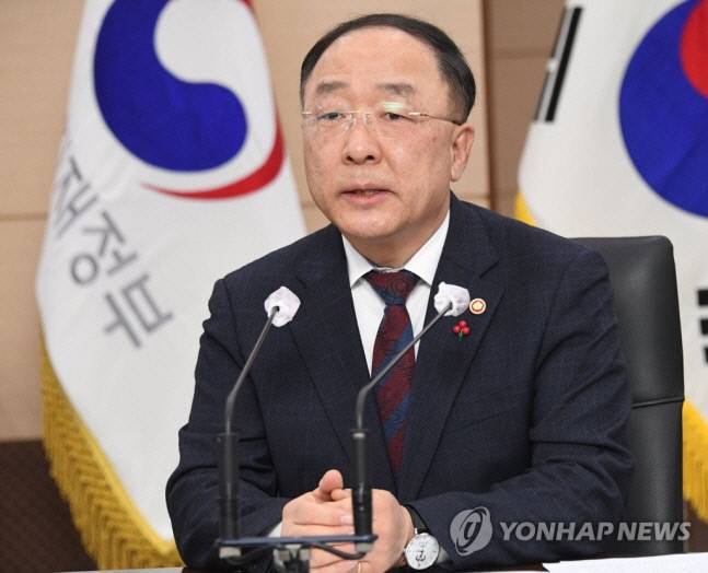 홍남기 부총리 겸 기획재정부 장관은 지난 3일 정부세종청사에서 기자들과 만나 “앞으로 방역 진행 상황이나 소상공인 피해 상황, 추가 지원 필요성, 기정예산(국회에서 확정된 예산)에서 동원할 수 있는 규모와 세수 등 재원 여건을 저희(정부)가 종합적으로 점검하고 판단해서 추가경정예산 (편성을) 결정할 계획”이라고 말했다. 연합뉴스