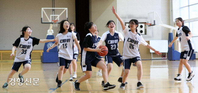 이화여고 학생들이 스포츠클럽 활동으로 농구를 하고 있다. 김창길 기자