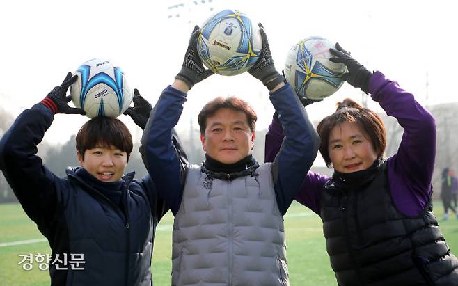 송파구여성축구단 임아현 선수, 김두선 감독, 주은정 주장(왼쪽부터)이 지난 10일 서울 송파구 송파구여성축구장에서 경향신문과 인터뷰를 하기에 앞서 포즈를 취하고 있다. 박민규 선임기자 parkyu@kyunghyang.com