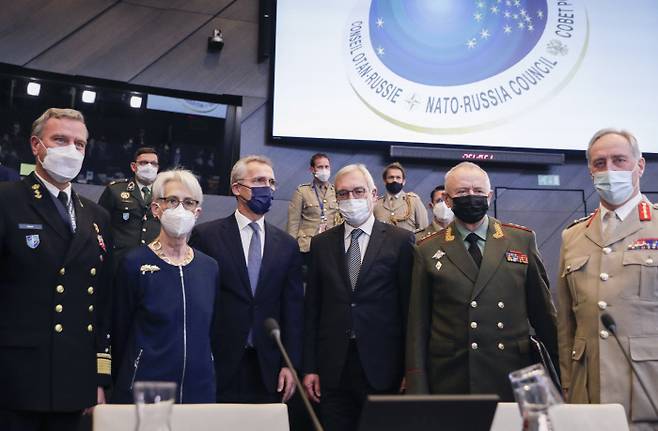 12일(현지시간) 나토-러시아위원회 회의에 참석한 미국과 나토, 러시아 관계자들이 포즈를 취하고 있다. 왼쪽 두번째부터 웬디 셔먼 미 국무부 부장관, 젠스 스톨텐버그 나토 사무총장, 알렉산더 그루슈코 러시아 국방장관, 알렉산더 포민 러시아 국방차관. AP연합뉴스