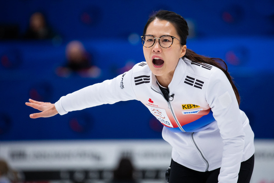 Kim Eun-jung, skip of the Korean women's curling team, gives directions to her teammates during a match against Latvia in the women's World Curling Federation Olympic qualification playoff on Dec. 18 in Leeuwarden, the Netherlands. Team Kim earned their Beijing Olympic berth as they beat Latvia 8-5. [WORLD CURLING FEDERATION]