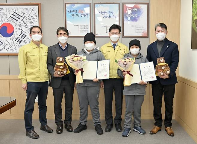  기부천사의 부친 오근국(맨 오른쪽)씨와 김정섭 공주시장 등 시 간부 공무원들의 기념촬영 모습.