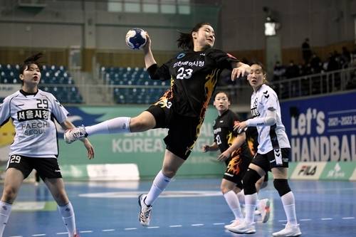 13일 서울시청을 상대로 슛을 던지는 인천시청 오예닮
[대한핸드볼협회 제공]