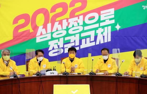 (서울=뉴스1) 이승배 기자 = 여영국 정의당 총괄상임선대위원장이 6일 오전 국회에서 상임선거대책위원회 회의를 주재하고 있다. 2022.1.6/뉴스1