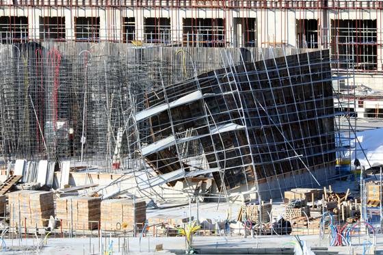 (구미=뉴스1) 정우용 기자 = 13일 경북 구미시 산동 한 아파트 신축 건설현장에서 거푸집이 무너지는 사고가 났다. 이 사고는 이날 12시 30분쯤 강풍으로 인해 난 것으로 알려졌으며 인명피해는 없었다. 2022.1.13/뉴스1