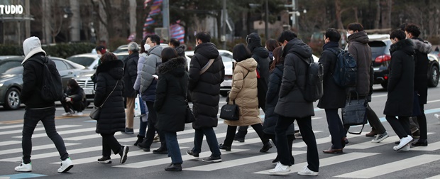 13일은 서울의 아침 체감온도가 영하 14도까지 떨어지는 등 강추위가 이어질 예정이다. 사진은 새해 첫 월요일인 지난 3일 오전 서울 광화문네거리에서 시민이 강추위에 몸을 움츠린채 출근길에 걸음을 재촉하는 모습. /사진=뉴스1
