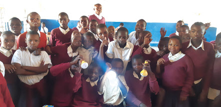 아프리카 내 아이들이 태양광 에너지로 충전된 휴대용 보조배터리, 솔라밀크를 사용하고 있다.