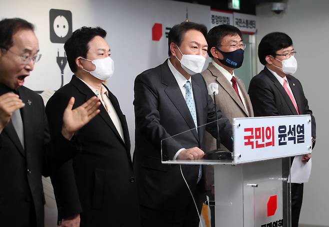 윤석열 국민의힘 대선후보가 13일 오후 서울 여의도 중앙당사에서 전기요금 관련 공약을 발표한 뒤 취재진 질문에 답하고 있다. [헤럴드경제=이상섭 기자]