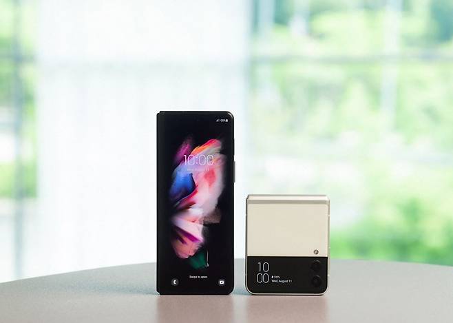 중국 시장에 출시된 삼성전자 3세대 폴더블폰 ‘갤럭시Z 폴드3’·’갤럭시Z 플립3’. [삼성전자 제공]