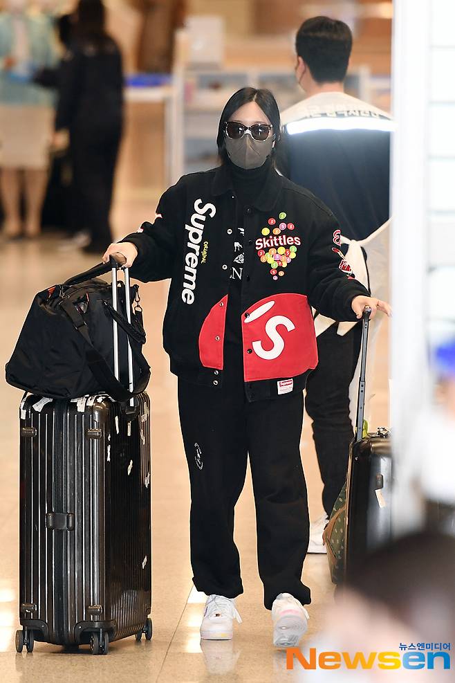 MINA (TWICE) member Mina enters Japan from Narita, Tokyo, via the Second Passenger Terminal at Incheon International Airport in Unseo-dong, Jung-gu, Incheon, on the afternoon of January 13.