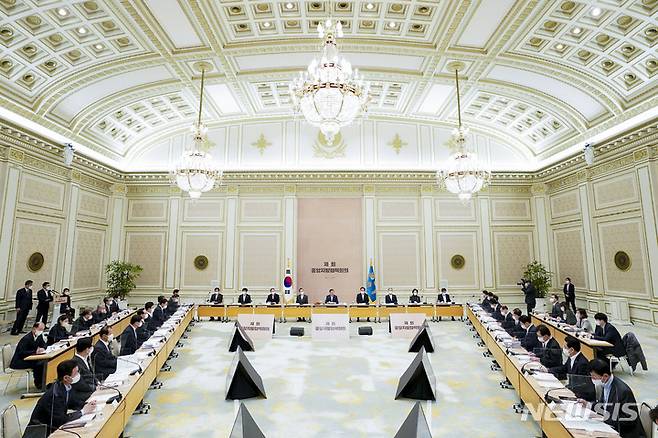 [서울=뉴시스] 김진아 기자 = 문재인 대통령이 13일 오전 청와대 영빈관에서 열린 제1회 중앙지방협력회의에서 발언하고 있다. 2022.01.13. bluesoda@newsis.com