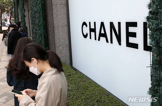 [서울=뉴시스] 백동현 기자 = 프랑스 명품 브랜드 샤넬이 일부 제품 가격을 인상한 다음 날인 4일 오전 서울 중구 신세계백화점 본점 앞에 시민들이 매장 오픈을 기다리고 있다. 2021.11.04 livertrent@newsis.com