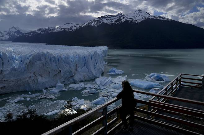 [아르헨티나=AP/뉴시스] 한 관광객이 2021년 11월 1일 아르헨티나 로스 글라시아레스 국립공원에서 녹아내리는 빙하를 보고 있다. 2021.11.02. <*해당 사진은 본문 내용과 관련 없음> *재판매 및 DB 금지