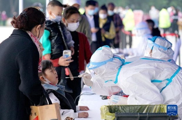 코로나19 검사를 받는 중국 어린이 자료사진