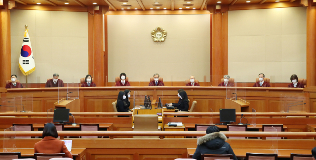 헌법재판관들이 서울 종로구 헌법재판소 심판정에 입장해 자리에 앉아 있다. /연합뉴스