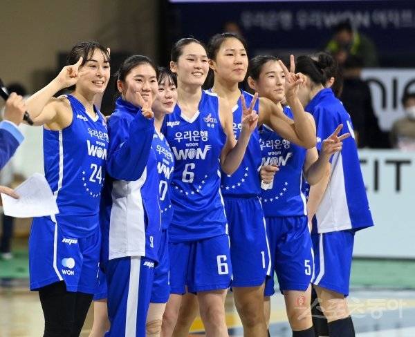 13일 아산 이순신체육관에서 열린 ‘삼성생명 2021~22 여자프로농구’ 우리은행과 BNK 썸 경기에서 우리카드가 78-59 승리를 거두며 2연패에서 탈출했다. 김소니아와 선수들이 기념촬영을 하고 있다. 아산 | 김종원 기자 won@donga.com