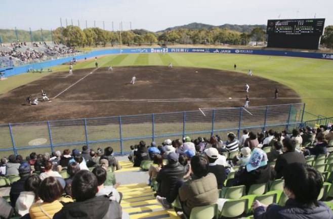 지난해 2월 관중이 들어선 가운데 지바 롯데와 세이부 라이온즈의 연습경기가 열리고 있는 일본 고치 캠프. 게티이미지코리아