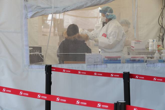 부산에서 오미크론 변이 바이러스의 지역 감염이 확산세를 보인 13일 오후 사상구보건소 선별진료소를 찾은 시민들이 신종 코로나바이러스 감염증 검사를 받고 있다. 연합뉴스