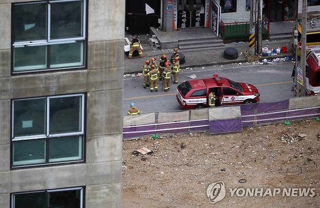 광주 붕괴참사 사흘째 (광주=연합뉴스) 정회성 기자 = 광주 서구 화정아이파크 주상복합아파트 붕괴 사고 사흘째를 맞은 13일 오전 실종자 6명을 찾기 위해 구조대가 준비하고 있다. 2022.1.13 hs@yna.co.kr