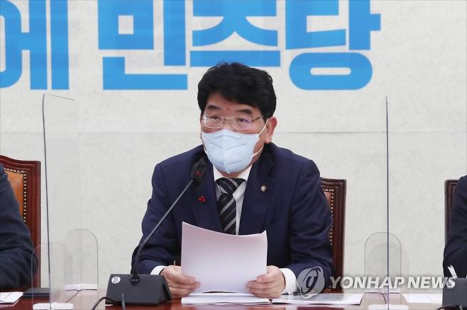 발언하는 박완주 정책위의장 (서울=연합뉴스) 백승렬 기자 = 더불어민주당 박완주 정책위의장이 지난 6일 오전 서울 여의도 국회에서 열린 정책조정회의에서 발언하고 있다. 2022.1.6 [국회사진기자단] srbaek@yna.co.kr