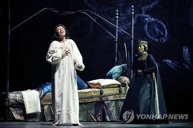 연극 '리차드 3세' 프레스콜 (서울=연합뉴스) 진연수 기자 = 배우 윤서현과 장영남이 13일 오후 서울 서초구 예술의 전당 CJ토월극장에서 열린 연극 '리차드 3세' 프레스콜에서 주요 장면을 시연하고 있다. 2022.1.13 jin90@yna.co.kr