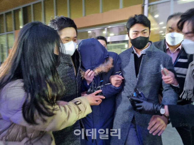 13일 오전 7시 39분쯤 2215억원 횡령 혐의를 받는 이모(45)씨가 서울 강서경찰서에서 검찰로 송치되는 과정에서 모자를 눌러쓰고 있다.(사진=조민정 기자)