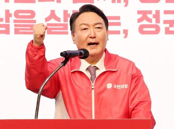 윤석열 국민의힘 대선 후보가 14일 오후 경남 창원시 성산구 창원컨벤션센터에서 열린 경남 선대위 필승결의대회에서 연설하고 있다.(사진=연합뉴스)