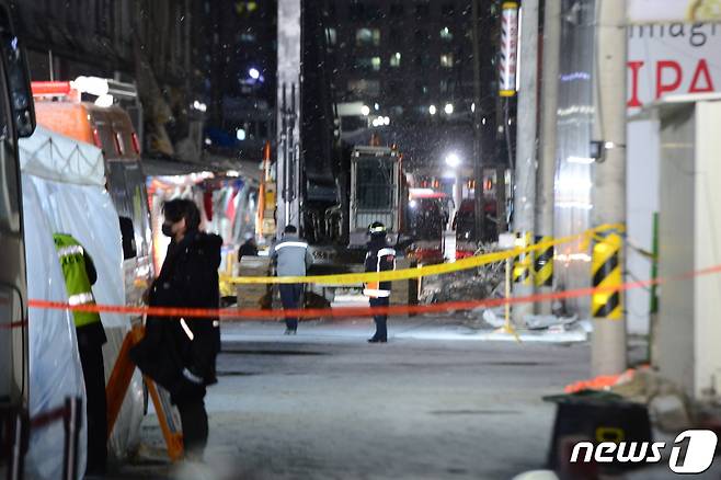 소방당국이 13일 오후 광주 서구 화정동 '현대산업개발 아파트 신축공사 붕괴사고' 현장에서 실종자 수색을 하고 있다. 2022.1.14/뉴스1 © News1 정다움 기자