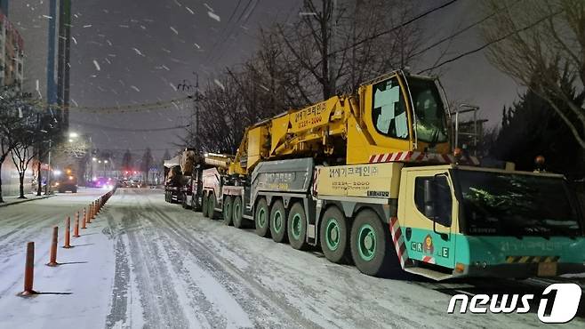 14일 오전 광주 서구 화정동 '현대산업개발 아파트 신축공사 붕괴사고' 현장에서 기존의 타워크레인을 해체할 철거크레인이 주차돼 있다. 지난 11일 오후 해당 아파트 공사 현장에서는 붕괴사고가 발생해 6명이 실종됐다.(광주 서구 제공)2022.1.14/뉴스1 © News1 정다움 기자
