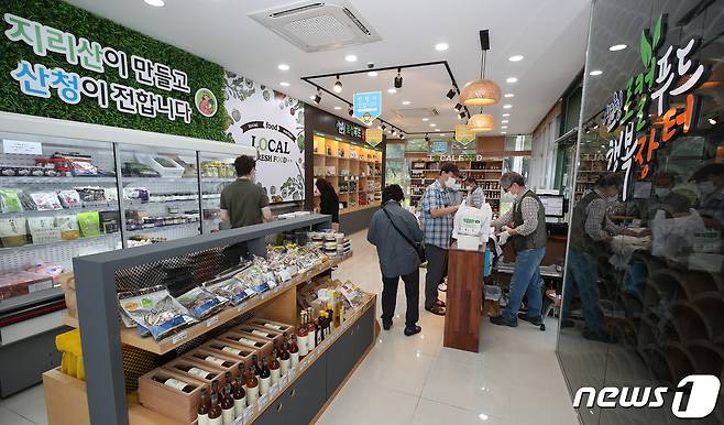 대전-통영고속도로 산청휴계게소 로컬푸드행복장터 전경(산청군 제공)© 뉴스1