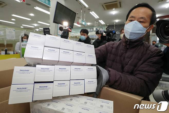 서울 구로구의 한 약국에 먹는(경구용) 신종 코로나바이러스 감염증(코로나19) 치료제 '팍스로비드'가 배송돼 약사와 국내 유통사 직원이 수량을 확인하고 있다.2022.1.14/뉴스1 © News1 민경석 기자