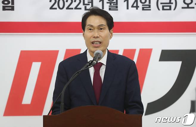 이진훈 전 수성구청장이 14일 오전 국민의힘 대구시당에서 기자회견을 열고 대구 중·남구 국회의원 보궐선거 출마를 선언하고 있다. 2022.1.14/뉴스1 © News1 공정식 기자