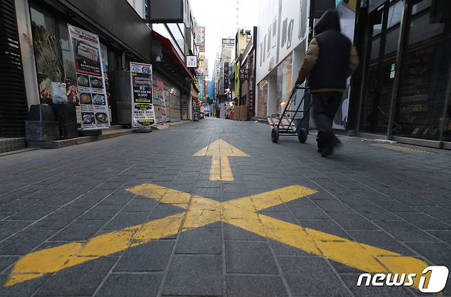 지난 13일 서울 중구 명동거리가 한산한 모습을 보이고 있다. © News1 신웅수 기자
