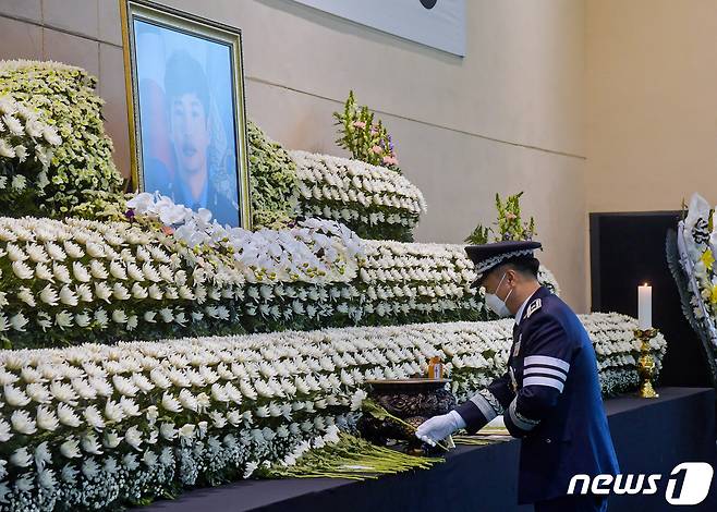박대준 공군 제10전투비행단장이 14일 부대에서 엄수된 고(故) 심정민 소령 영결식에 참석, 헌화하고 있다. 2022.1.14/뉴스1 © News1 경기사진공동취재단