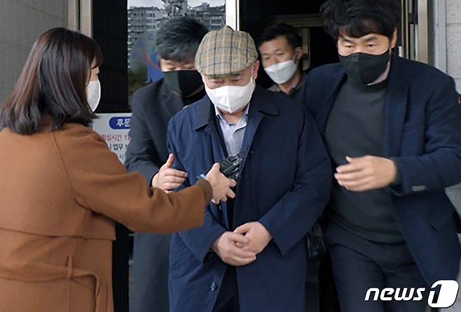 부동산 투기 의혹을 받고있는 정현복 광양시장이  지난해 11월 12일 광주지법 순천지원 210호 법정을 나와 이동하고 있다. 정 시장은 "죄를 인정하냐＂는 취재진의 질문에 고개를 숙인 채 묵묵부답했다. 2021.11.12/뉴스1 © News1 서순규 기자