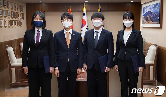 박재민 국방부 차관(왼쪽에서 두번째)이 14일 국방부에서 병영혁신 청년자문위원들과 기념사진을 찍고 있다. 왼쪽부터 김지은 위원, 박 차관, 박현민·강보라 위원 (국방부 제공) © 뉴스1