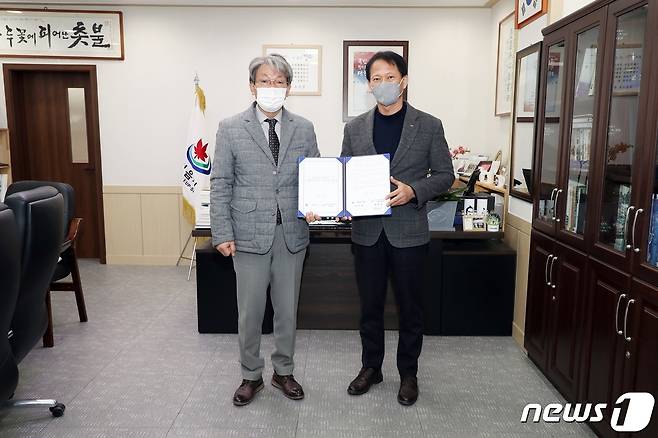 (정읍=뉴스1) 박제철 기자 = 전북 정읍시가 지적재조사사업의 효율적 추진을 위해 14일 한국국토정보공사 정읍지사와 2022년 지적재조사 측량 위탁계약을 맺었다.  유진섭 정읍시장(왼쪽)과 박명서 정읍지사장.© 뉴스1