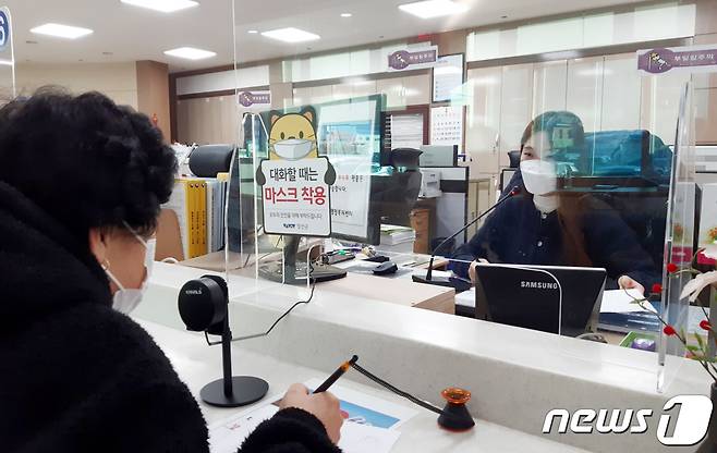 강원 정선군 북평면 행정복지센터가 최근 민원창구 7개에 양방향 마이크를 설치했다. 코로나19로 인해 가림막이 설치된 민원창구에서 의사소통 불편 문제가 나타나자 나온 조치다.(정선군 제공) 2022.1.14/뉴스1