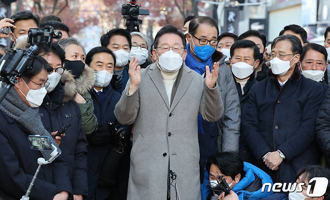 이재명 더불어민주당 대선후보가 14일 오후 인천시 부평구 부평 문화거리를 방문, 즉석연설하고 있다. 2022.1.14/뉴스1 © News1 국회사진취재단