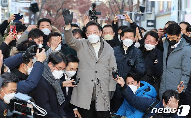 이재명 더불어민주당 대선후보가 14일 오후 인천시 부평구 부평 문화거리를 방문, 시민들에게 인사하고 있다. 2022.1.14/뉴스1 © News1 국회사진취재단